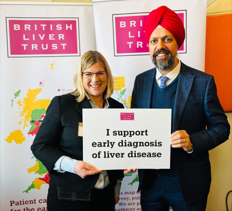 Tan Dhesi MP holding a sign which reads: "I support early diagnosis of liver disease".